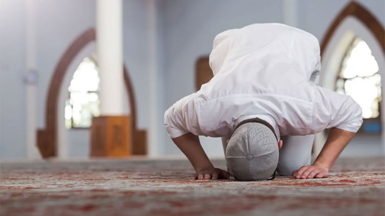 ثرثرة صاخبة في محاريب الصلاة!