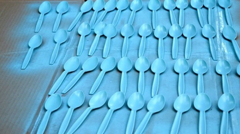 ملاعق البلاستيك المسترجع.. سموم للبيع!