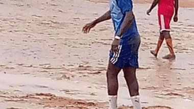 Mané de retour sur le terrain où il a commencé a taper au ballon