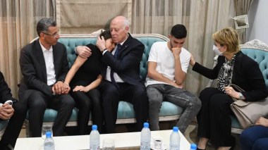 Tunisie: l’épouse du ministre de l’Intérieur succombe a ses brûlures