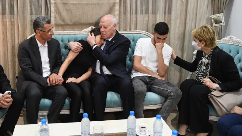 Tunisie: l’épouse du ministre de l’Intérieur succombe a ses brûlures