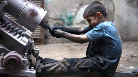 عمالة الأطفال والمراهقين.. طريق للانحراف أم وسيلة لتحمل المسؤولية 