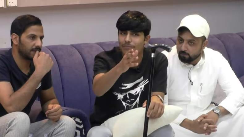 ناشط سعودي يعتبر صوت أمه “عورة” ويرفض استقبال مداخلتها