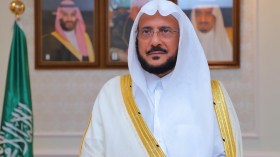 وزير سعودي يثير جدلا واسعا بهذا التصرف