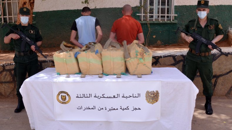 توقيف 3 تجار مخدرات على الحدود مع المغرب