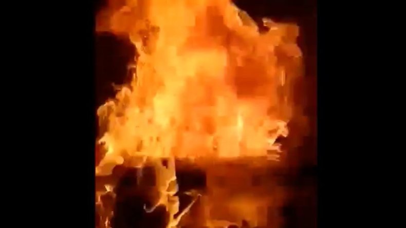 فيديو مروع لشاب مصري يحرق نفسه.. ما حقيقة ذلك؟