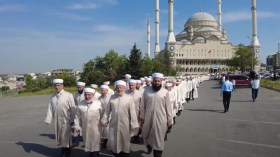 ما حقيقة التظاهرة التي قام بها رجال الدين بتركيا ردا على مسيرة المثليين!