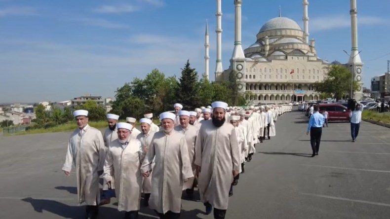 ما حقيقة التظاهرة التي قام بها رجال الدين بتركيا ردا على مسيرة المثليين!