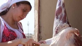 نساء يستعرضن قدراتهن في سلخ أضاحي العيد وتقطيعها