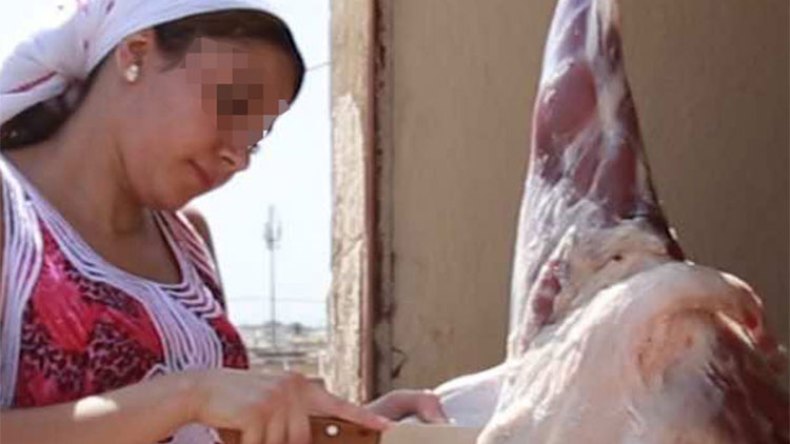 نساء يستعرضن قدراتهن في سلخ أضاحي العيد وتقطيعها