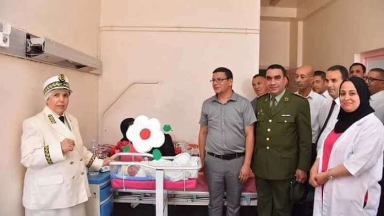 صور لوالي قالمة تزور الطفل المولود فجر الإستقلال