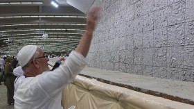 الحجاج من جميع الجنسيات بالبقاع المقدسة يرمون الجمرات.. شاهد التفاصيل