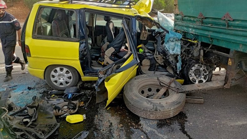 بالصور.. حادث مرور خطير يودي بحياة 3 أشخاص بسطيف