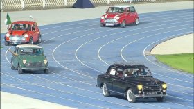 إستعراض مختلف السيارات القديمة خلال حفل ستينية الاستقلال بملعب 5 جويلية