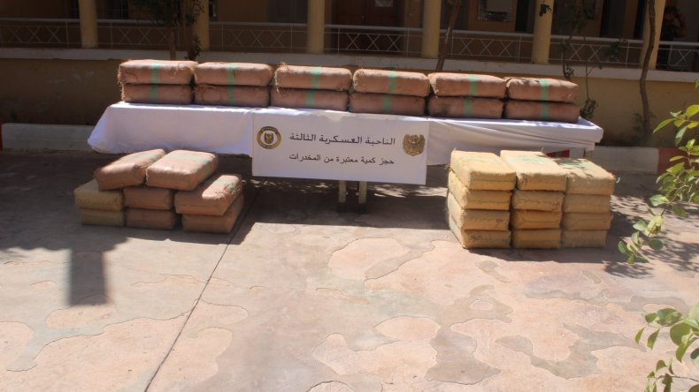 وزارة الدفاع: توقيف 6 تجار مخدرات وحجز 13 قنطارا من الكيف قادمة من المغرب