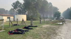 رجال إطفاء ممددون على الأرض خلال حرائق تونس.. ما حقيقة الصورة؟