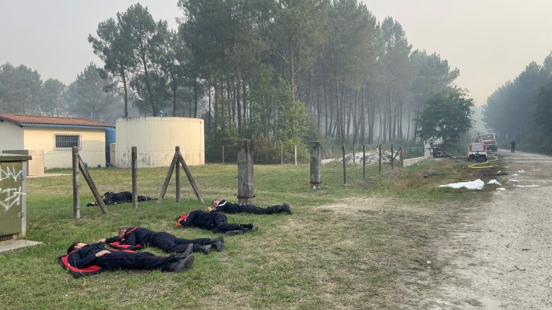 رجال إطفاء ممددون على الأرض خلال حرائق تونس.. ما حقيقة الصورة؟