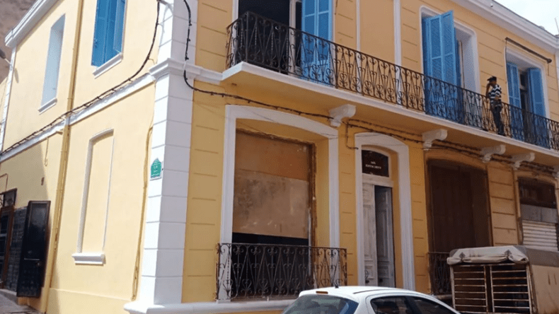 من هنا خرج عملاق الموضة وهكذا ترك في الباهية 30 ألف تصميم