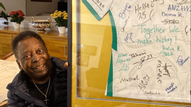 هذه هي الهدية التي تلقاها بيليه من المنتخب السعودي للسيدات