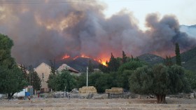 وصول شاحنات الإطفاء الجزائرية إلى تونس للمساعدة على إخماد الحرائق