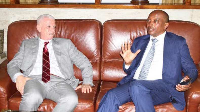 رئيس “الكاف”: الجزائر بلد ثوري ومنتخبها يجب أن يكون في مقدّمة الصفوف