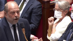 La première ministre française fume a l’Assemblée!