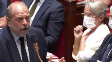 La première ministre française fume a l’Assemblée!