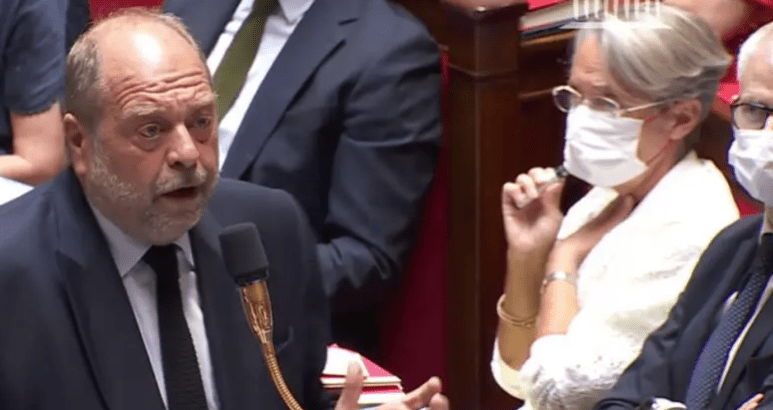 La première ministre française fume a l’Assemblée!