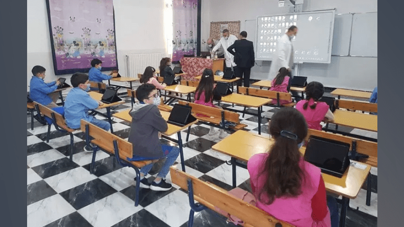 مواصلة تجهيز المدارس الابتدائية باللوحات الالكترونية