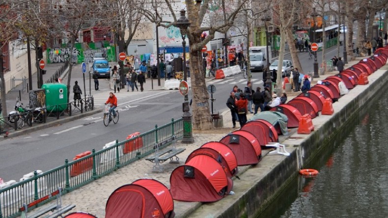 بالفيديو.. فنان جزائري تحول إلى شخص بدون مأوى في فرنسا