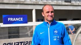 مدرب فرنسا: الجزائر أنجبت لاعبين عالميين وجمهورها “خرافي”