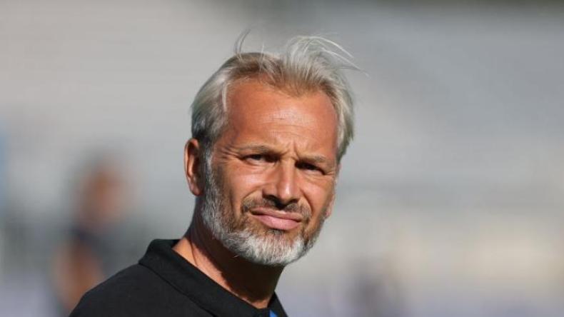 مدرب فرنسي: عانينا في المغرب بِسبب رداءة الملعب ومركز التدريب