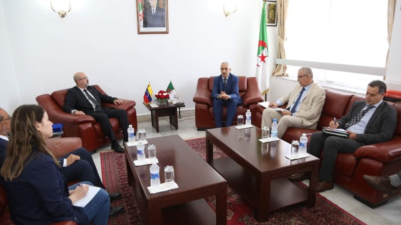 فتح خط جوي مباشر بين الجزائر وفنزويلا.. وزارة النقل تجمع الخبراء   