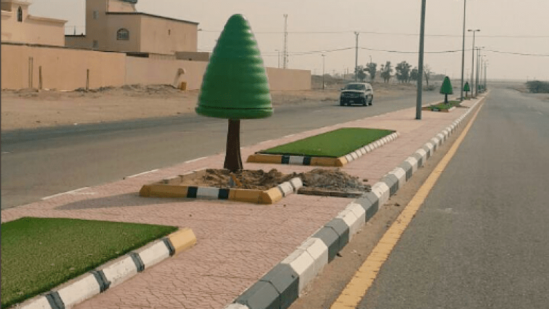أشجار بلاستيكية لتزيين الشوارع بمصر.. صور تحدث جدلا
