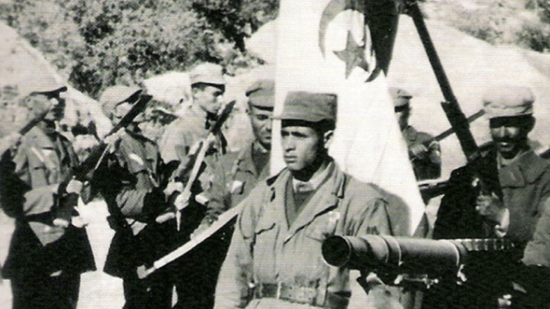 سلاحٌ من حرفين