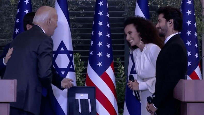 بين المغنية دايان والأميرة مَيْ