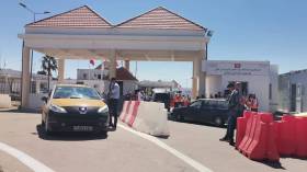 تونسيون في إستقبال الجزائريين بالهدايا والورود عند المدخل الحدودي البري