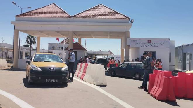 تونسيون في إستقبال الجزائريين بالهدايا والورود عند المدخل الحدودي البري