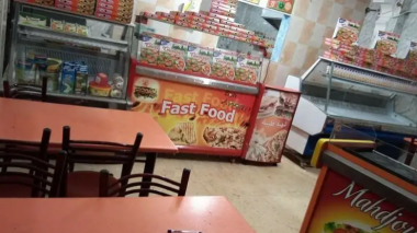 Vidéo: Des vers de terre dans des hamburgers a Zéralda