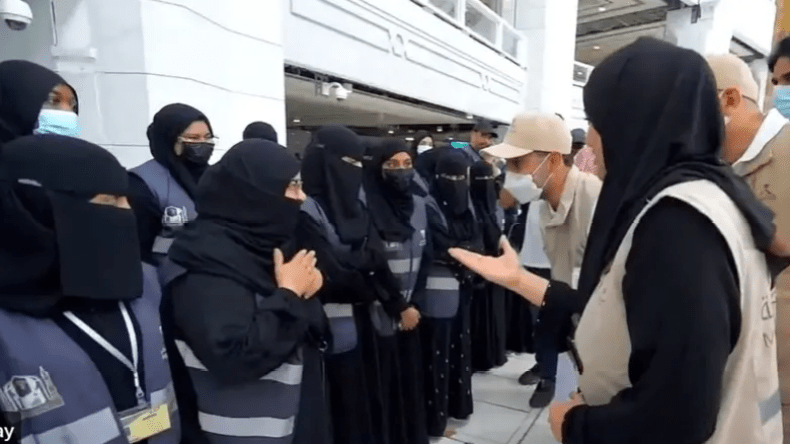 إطلاق لقب “أم المتطوعين” على طبيبة متقاعدة خلال موسم الحج (فيديو)