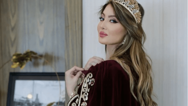 أثارت ضجة.. ملكة جمال إفريقيا تنظف “الدوارة” بالتاج والكاراكو!