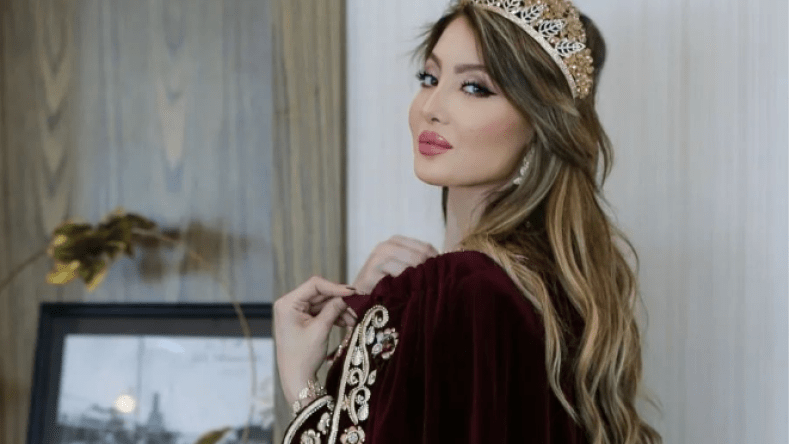 أثارت ضجة.. ملكة جمال إفريقيا تنظف “الدوارة” بالتاج والكاراكو!