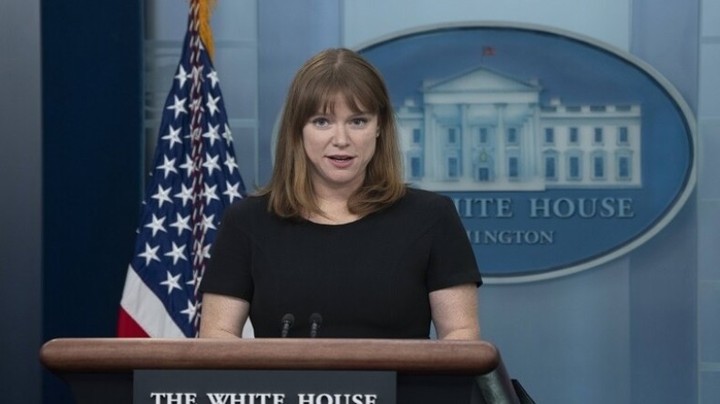 استقالة مديرة مكتب الإعلام في البيت الأبيض بسبب زوجها وأطفالها!