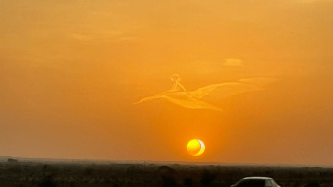 تشكّل غيوم على هيئة إنسان في سماء السعودية وليس مصر (فيديو)