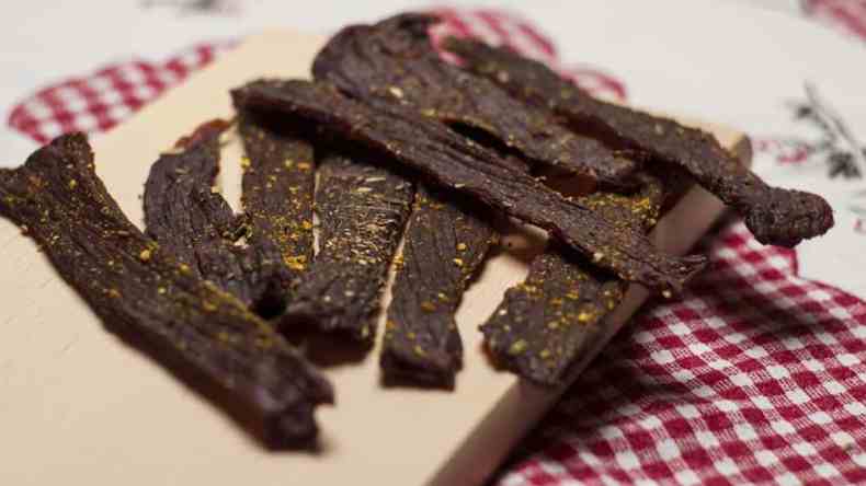 جزائريات يحضّرن “القديد” لادخاره للشتاء وعاشوراء