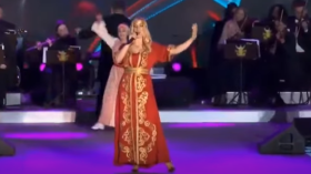 جدل حول فيديو لفنانة روسية تغني “أنا دمي فلسطيني” بالقفطان الجزائري