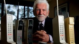 بالفيديو.. مخترع الهاتف المحمول ينصح بتركه والاستمتاع بالحياة!
