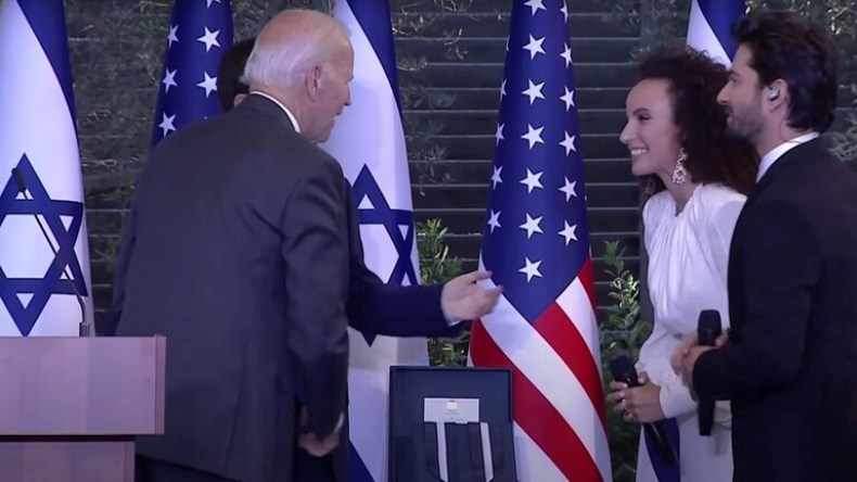 مغنية إسرائيلية تُحرج بايدن لأسباب دينية (فيديو)