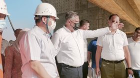 بالصور.. بلعريبي غير راضٍ عن تقدم الأشغال بملعب الدويرة