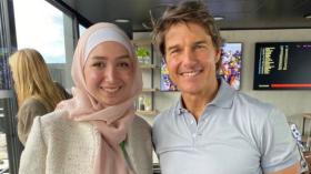 صورة تجمع توم كروز بأول لاجئة سورية تقود طائرة تصنع الحدث